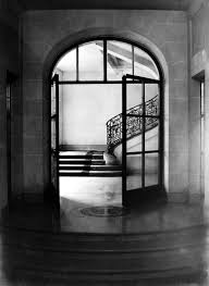 Une souris grise, une belle fleur, une rue verte, des poupees russes, une bonne soupe, une chemise bleue, une chanson francaise, une maitresse gentille, une fillette heureuse, des echarpes rouges. Maisons De Strasbourg 25 Rue De La Nuee Bleue