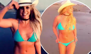 Glory 2020 (deluxe) by britney spears is available now! Britney Spears Displays Her Jaw Dropping Physique As She Frolics At The Beach Daily Mail Online
