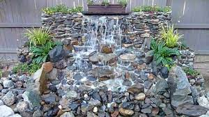 Una terraza que cuenta con una gran anchura y dispone de una fuente, grandes palmeras y un grafiti. Fuentes De Jardin 100 Modelos De Espectaculos Acuaticos Fuentes Para Jardin Cascadas Para Jardin Jardines