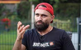 Ünsal arık , gençliğinde yıllarca almanya'da futbol oynayıp başarılı olduğundan fenerbahçe spor kulübünün genç takım seçmelerine davet edilmiştir. Avrupa Sampiyonu Boksor Unsal Arik A Bicakli Saldiri Boldmedya
