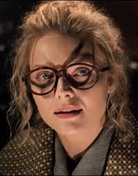 Si Michelle Pfeiffer bilang Selina Kyle/Catwoman sa "Batman returns" :  r/popculturechat