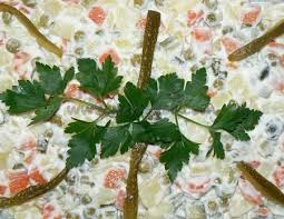 Biraz kalorili bir salata kabul ediyoruz ancak bunun için vermiş olduğumuz servis önerisine bir göz atın. Amerikan Salatasi Yemek Eli Resimli Kolay Tarifler