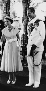 Es war die schocknachricht am heutigen freitag: April 1954 Queen Elizabeth And Prince Philip Being Welcomed By A Kandyan Chief During Their Roya Her Majesty The Queen Princess Elizabeth Royal Family England