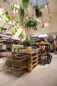 Home Decorating Diy Projects Juttu A Sustainable Shop In Antwerp Belgium Decorated With Hanging Plants Exposition De Vitrines Amenagement Magasin Magasin Deco