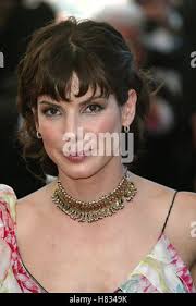 CANNES, Frankreich. Mai 24, 2002: Regisseur Roman Polanski & Frau  Schauspielerin Emmanuelle Seigner bei den Filmfestspielen von Cannes für  die Premiere von seinem neuen Film Der Pianist. © Paul Smith/Featureflash  Stockfotografie