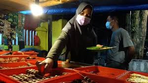 Peluang usaha di kampung : Nongkrong Di Angkringan Pakai Masker Tetap Patuhi Protokol Kesehatan Cegah Covid 19 Bangka Pos