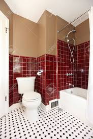 Heute zählen beim fliesenkauf aber auch andere dinge. Klassische Antike Braun Und Rot Bad Mit Wc Und Weissen Roten Fliesen Lizenzfreie Fotos Bilder Und Stock Fotografie Image 13888924