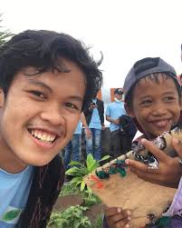 Arga namanya, sosok anak kecil cerdas yang menjadi bukti timpangnya ekonomi  di kawasan wisata super prioritas negara. Aku bertemu dengan Arga saat  perjalananku bersama Kementerian Keuangan di wilayah Pantai Kuta Mandalika.  Oya,