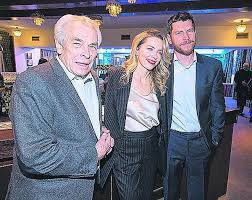 A team of detectives bumbles and fumbles their way through an investigation that involves murder, blackmail and possibly someone they know. Herecka Legenda Alois Svehlik Opustil Ho Zetak Ve Zlem Ahaonline Cz