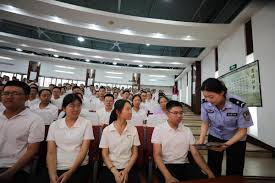 學校深處的情慾-探索女孩的秘密冒險