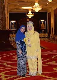 Raja permaisuri agong, tunku azizah aminah maimunah iskandariah berkenaan menyampaikan dua lagu medley kepada. Kenali Kerabat Diraja Malaysia Yang Mungkin Tidak Diketahui Ramai