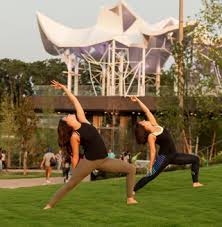 This morning movement practice works deep into your hips and hamstrings to smooth out the folds and work out. Saturday Morning Yoga