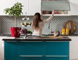 El papel pintado para baños y cocinas resulta una solución idónea si deseas un material limpio, resistente, duradero y con un extraordinario poder decorativo. Papel Pintado Para Decorar Tu Cocina Leroy Merlin