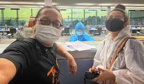 Tại đó, nam nghệ sĩ đã khiến nhiều người xúc động khi đeo khẩu trang và biểu diễn loạt ca khúc mang giai điệu quê hương như diễm xưa, quê hương. Qrdxs6zybtnf9m