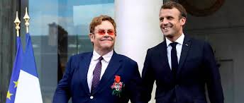 Tandis que des stars de la scène électro y étaient réunies, des internautes n'ont pas trop apprécié le sort inattendu de ces marches qui «ont vu passer de gaulle, kennedy, trump ou encore poutine». Main Dans La Main Avec Elton John Macron Mobilise Contre Le Sida Le Point