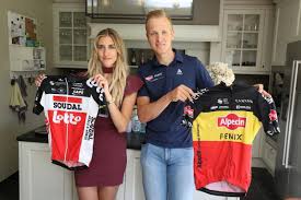 Hij wist dat ik naar de finish zou komen alleen was het onzeker of we op tijd de aankomst zouden halen. Cameron En Tim Veilen Shirts Van Bekende Sporters Voor Het Rode Kruis Kw Be