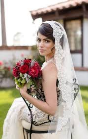 Velo De Encaje Mantilla Con Aspecto Clasico Espanol Con Borde De Encaje Con Cuentas En La Longitud De La Yema Del Dedo Para La Boda Espanola O Ceremonia Catolic Wedding Dresses