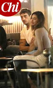 Antonino spinalbese è l'hair stylist milanese pizzicato durante un bacio appassionato con belen rodriguez, a ibiza. Belen Esce Allo Scoperto Con Il Nuovo Fidanzato L Hairstylist Antonino Spinalbese