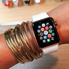 Black Apple Watch Face With White Band How 12 Fashion Insiders Style The Apple Watch Apple Watch Fashion Apple Watch Apple Watch Bands