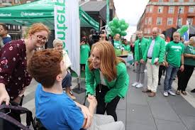 Fiskar efter rödingar, annie lööf min brorsa var mån om miljön han stal mina kedjor sen gick han och panta han ville väl bli dietist för när han väl var framme fick spargrisen banta lärde mig inget är heligt i jakten på droger för den som har fallit och rödingar talar jag flytande, snackar vi annat så bryter jag. Annie Loof Berichten Facebook