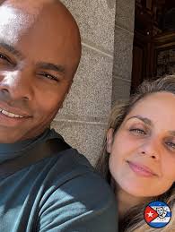 👉Paseando en su luna de miel por Madrid, el recién casado actor cubano Leonardo  Benítez tuvo una linda sorpresa. Se encontró con su gran amiga y colega, la  actriz Mónica Alonso. Con