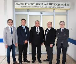 El cerrahisinde ise kesilen damar ve sinirler onarıldığı gibi kopan uzuvlar yerine dikilebilmekte, yine. Plastik Cerrahi Yara Iyilestirme Dokuz Eylul Universitesi Arastirma Uygulama Hastanesi