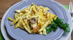 Ricetta dei cavatelli con fiori di zucca e briciole di salsiccia 1) per cucinare i cavatelli con fiori di zucca inizia sbucciando la cipolla e tagliandola a spicchietti sottili. Pasta Al Forno Con Crema Di Zucca E Salsiccia Youtube