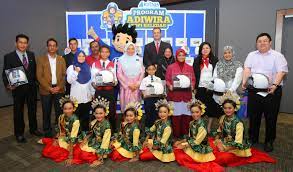 Kurnia ialah syarikat insurans am pertama di malaysia yang melepasi markah rm1 bilion dalam jumlah premium kasar yang ditulis pada tahun 2004. Kurnia Insurans Rolls Out Special Edition Helmets Through Program Adiwira Topi Keledar To Primary Schools Ambank Group Malaysia