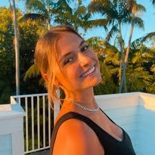 anna schanz (@annaschanzz)