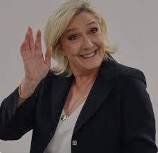 Apropos Trump, im PARTEI-Shop, der gut im TITANIC-Shop versteckt ist, der  gut im Internet versteckt ist, gibt es für 10 Euro immer noch dieses  trumpige Shirt. Smiley