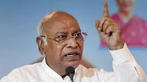 'BJP ने खarge के 'अनपढ़ गुजरात' बयान का जवाब दिया, 'लोग जवाब देंगे'