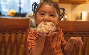 En Nashua, una comunidad mexicana del mismo pueblo cuenta con esta mujer  para el Día de los Muertos