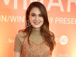 Music video by luna maya ft dide hijau daun performing suara (ku berharap). Luna Maya Dapat Kalung Pedang Netizen Malah Heboh Bawa Agama