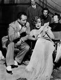 Dietrich Conversando Con Frank Bozrage Ciertos Aspectos De La Pelicula Deseo 1935 Uno De Los Mas Grandes Exitos De La Sub Dreharbeiten Filme Marlene Dietrich