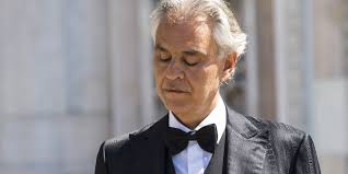 Andrea bocelli si è esibito in diretta streaming sul suo canale youtube. 3 Canzoni Di Natale Con La Voce Di Andrea Bocelli Che Brividi Video