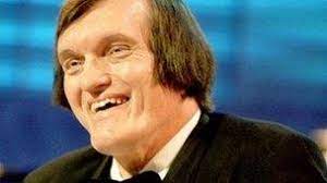 The stone which fell on jaws' feet, the car being sent off the hill during a car chase, landing nose down into a farmer's house and jaws emerging unharmed from it, bond throwing a fish out of the window from the submarine lotus, forced to resurface after a tour underwater, etc. Richard Kiel James Bond Villain Jaws Actor Dies At 74 Bbc News