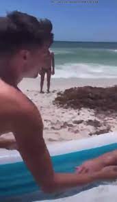 TWO GUYS WRESTLING NUDE AT BEACH - ThisVid.com en anglais