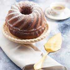 Sbucciamo e tagliamo a pezzetti le pere kaiser e aggiungiamole al composto 7. Ciambella All Acqua Con Cacao E Mirtilli