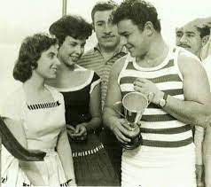 توفيت منذ قليل المنتجة اعتماد خورشيد، عن عمر يناهز الـ 86 عامًا بعد أزمة صحية تعرضت لها ونقلت على أثرها للعناية المركزة وتم وضعها على جهاز تنفس صناعي. Ahmed Ezzarab Ø¯Ø± ØªÙˆÛŒÛŒØªØ± Ù…Ø¹ Ù†Ø¬Ø§Ø© Ø§Ù„ØµØºÙŠØ±Ø© Ùˆ Ø±Ø¬Ø§Ø¡ Ø§Ù„Ø¬Ø¯Ø§ÙˆÙ‰ Ø§Ù„Ù…Ù…Ø«Ù„ Ø§Ø­Ù…Ø¯ Ø±Ù…Ø²Ù‰ Ø§Ù„Ø°Ù‰ Ø§Ø­ØªÙƒØ± Ø¯ÙˆØ± Ø§Ù„Ø´Ø§Ø¨ Ø§Ù„Ø±ÙˆØ´ Ø¨ØªØ§Ø¹ Ø²Ù…Ø§Ù† Play Boy Ø§Ø¨Ùˆ Ø¯Ù… Ø®ÙÙŠÙ Ø§Ù„Ù…Ø§Ù‡Ø± ÙÙ‰ Ù…Ø·Ø§Ø±Ø¯Ø© Ø§Ù„Ø¨Ù†Ø§Øª Ù„ÙƒÙ†Ù‡ ØºØ§Ù„Ø¨Ø§ ÙŠÙ„Ù‚Ù‰