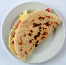 Dünnes fladenbrot, auf dem grillrost gebacken, belegt mit tomaten & mozzarella. Cucina Piadina Romagnola Come Prepararla A Casa In Modo Perfetto