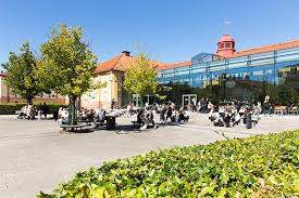 5 på danska numreras kungligheter med arabiska siffror, och kristianstads kommun har än i dag christian 4:s sigill med ett c4 i sitt kommunvapen efter hans danska namn christian 4. Hogskolan Kristianstad Utbildning Och Forskning Hkr Se