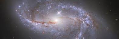 Imagem da galáxia ngc 2608 tirada pelo telescópio hubble. Galaxia Espiral Ngc 2608 En La Constelacion Del Cancer Galaxia Espiral Espirales Constelaciones
