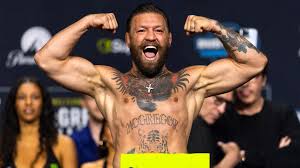 McGregor levanta público em pesagem cerimonial do UFC 329: 'Ótimo estar de volta'