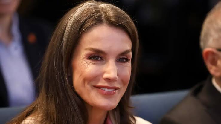 El 'look' tecnológico de la Reina Letizia: Europa analiza su imagen de  vanguardia a los 53 años