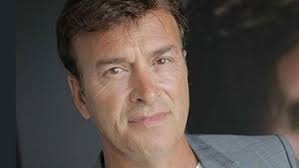 Este sábado de manhã, o cantor plantou uma árvore e deixou conselhos para uma. Ob7pdvrmbfdx M