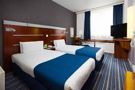 Our london wimbledon south premier inn has everything you'd expect, incredibly comfy beds in every room and an integrated restaurant serving a mix of traditional and contemporary dishes. Holiday Inn Express London Wimbledon South Hotel Review