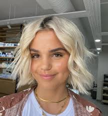 Transitioning from platinum card to highlights ✨ A simple shadow root can  help start the transition from root bleaches to highlights. It adds  movement and allows you to stretch out your next