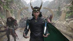 Marvel studios выпустила короткий ролик, в котором том хиддлстон, исполнитель главной роли в сериале локи, рассказал, что дебютный эпизод шоу стартует на два дня раньше — 9 июня. Serial Loki 1 Sezon 2021 Foto Video Opisanie Serij Vokrug Tv