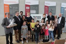 Both roma and domari are peppered with words borrowed from other languages, reflecting their history of migration through iran and elsewhere. Bmfsfj Dr Franziska Giffey Eroffnet Bildungsforum Gegen Antiziganismus