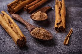 Consommer du miel et de la cannelle mélangés à une tasse d'eau chaude tous les matins vous aidera à éviter que les graisses s'amoncellent (2). Quels Sont Les Bienfaits De La Cannelle Pour La Sante L Ile Aux Epices